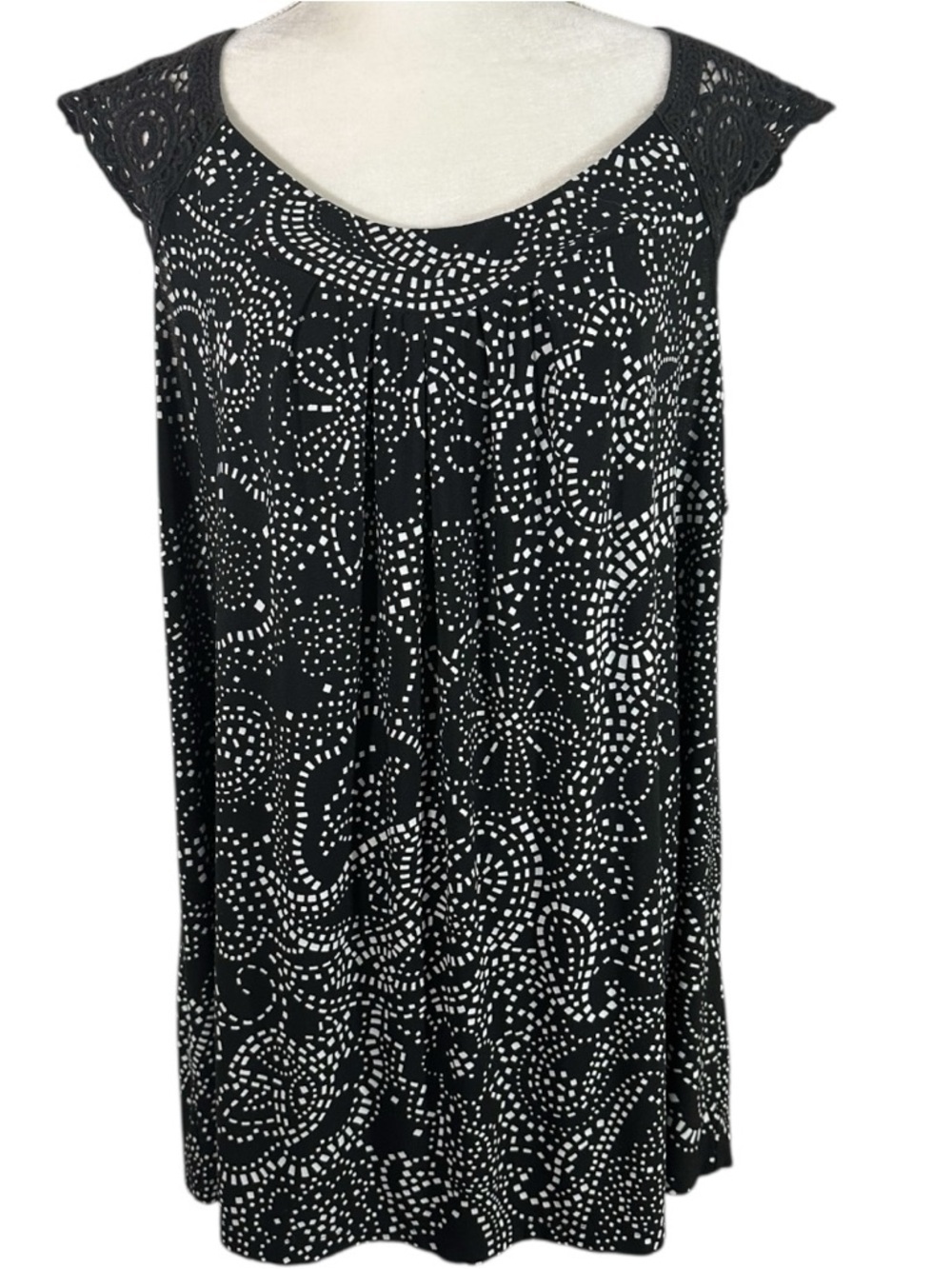 Deluxe LA Blues Black/White Print w/ Crochet Back Long Tunic Shirt- Size 30/32W